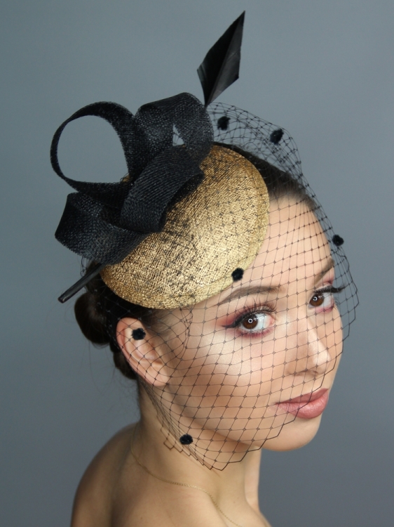 Toczek Damski Złoty – Iskra Elegancji i Tajemniczości