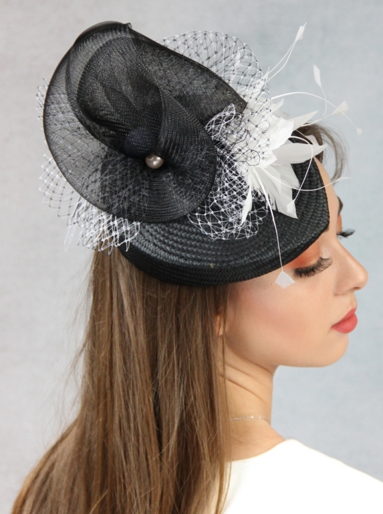 Czarny-toczek-fascynator-białe-pióra.3.jpg