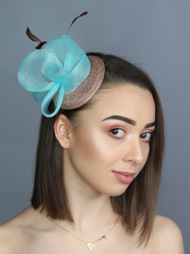 Fascynator-toczek-brazowy-błekitny.jpg