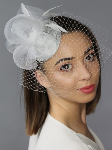 Elegancki Toczek Ślubny z Woalką