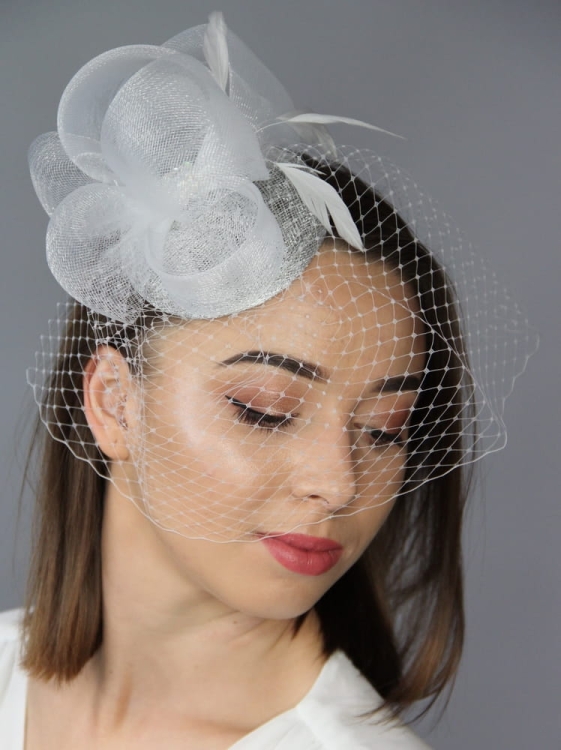 Elegancki Toczek Ślubny z Woalką