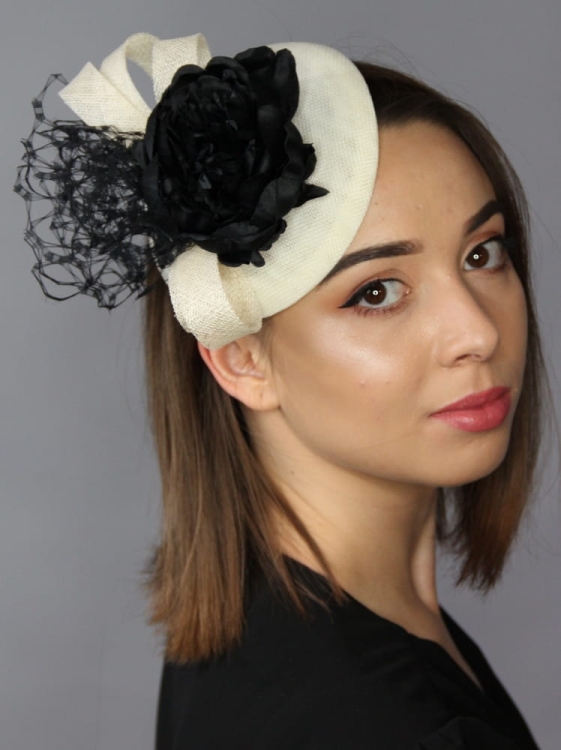 Elegancki Toczek Dwukolorowy – Śmietankowo-Czarny Kontrast