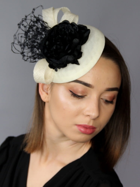 Elegancki Toczek Dwukolorowy – Śmietankowo-Czarny Kontrast