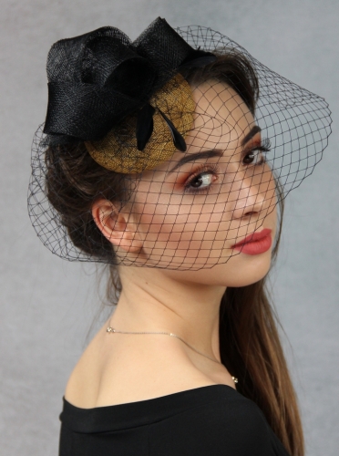 Klasyczny Toczek Damski z Woalką i Nutą Romantyzmu