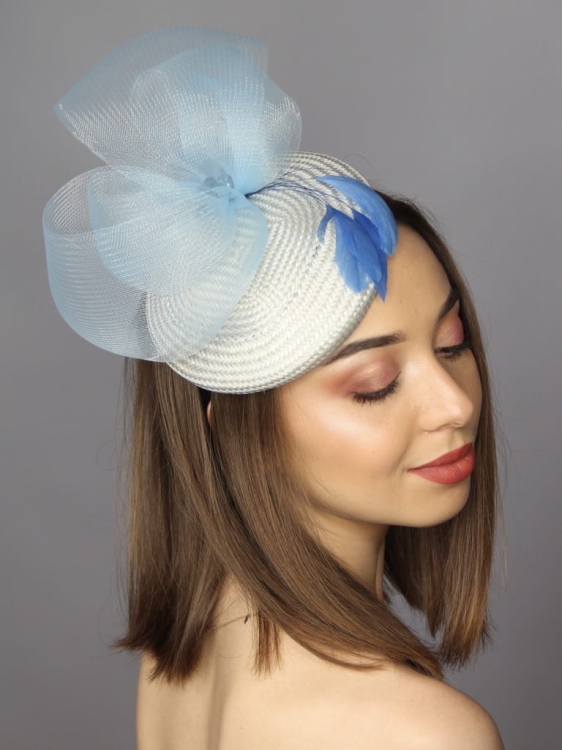Toczek-niebieski-fascynator-z-piorami-niebieski.3.jpg