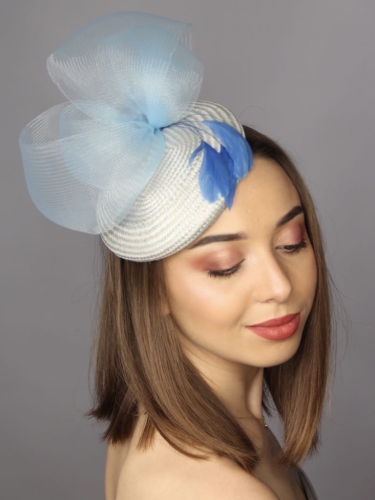 Toczek-niebieski-fascynator-z-piorami-niebieski.1.jpg