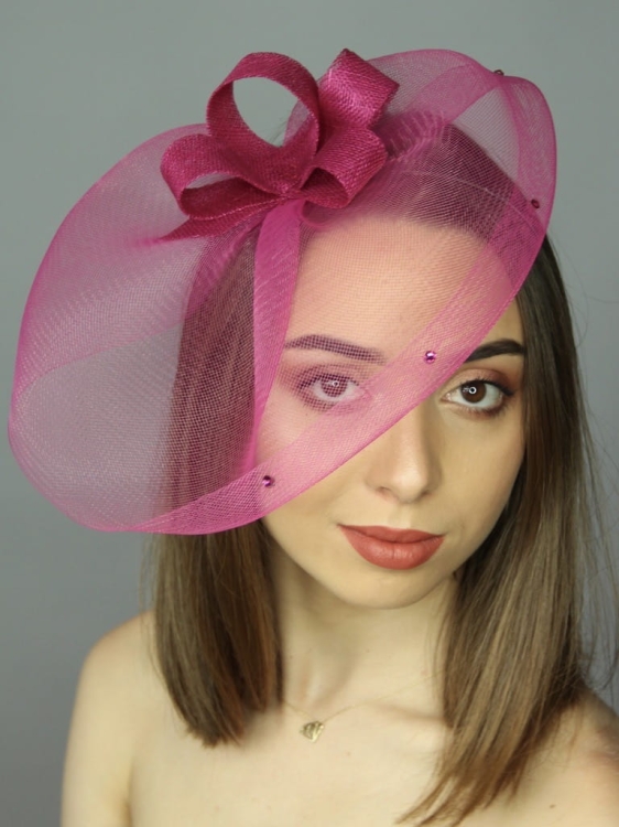 Elegancki Fascynator w Odcieniu Ciemnego Różu