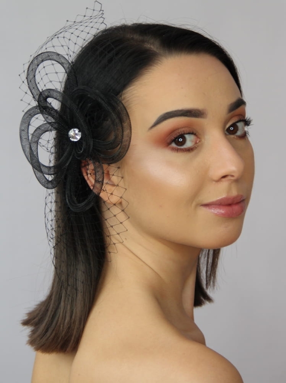 Elegancka Czarna Spinka Wieczorowa z Niespodziewanym Akcentem