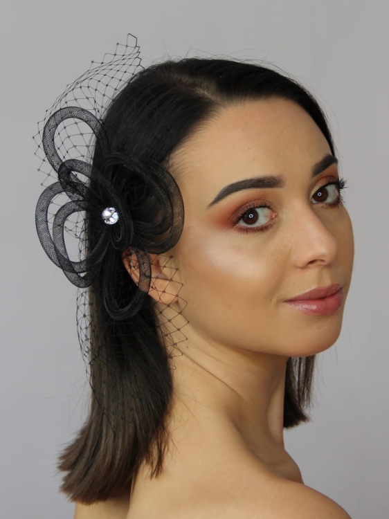Elegancka Czarna Spinka Wieczorowa z Niespodziewanym Akcentem