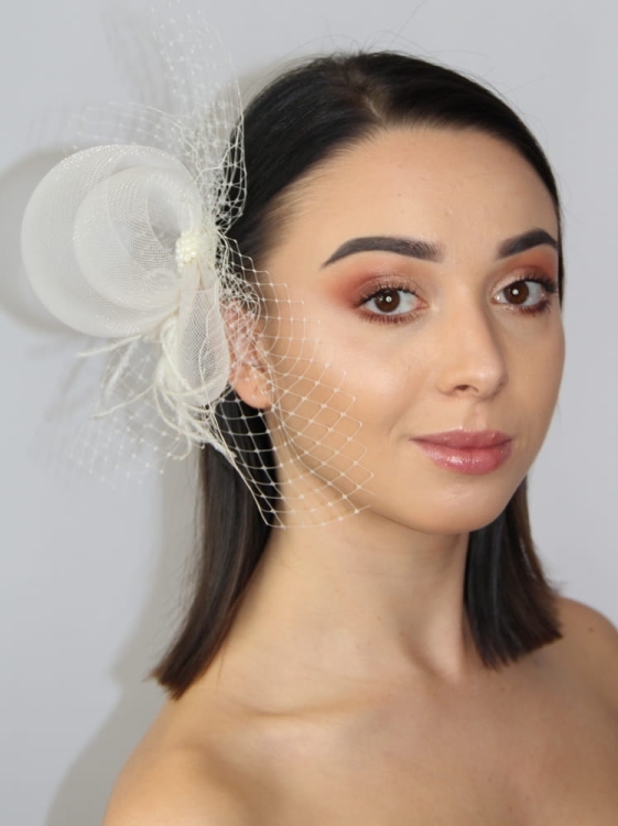 Elegancka spinka ślubna Ivory z piórami strusia i cyrkonami
