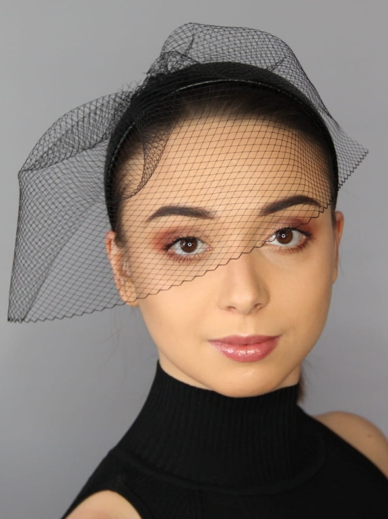 Elegancka opaska żałobna z woalką i onyksami