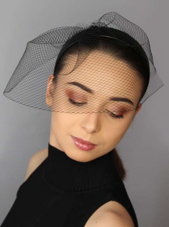 Elegancka opaska żałobna z woalką i onyksami