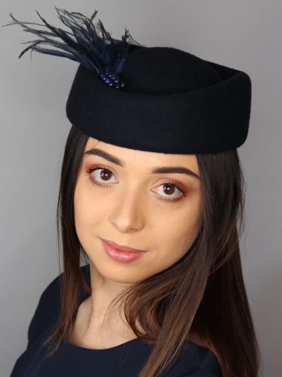 Elegancki Toczek z Filcu w Odcieniu Navy – Klasyka z Nutami Luksusu i Naturalności