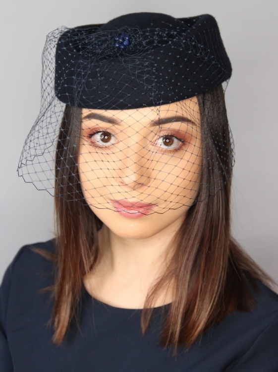 Elegancki Toczek z Filcu w Odcieniu Navy z Woalką – Klasyka z Nutami Luksusu