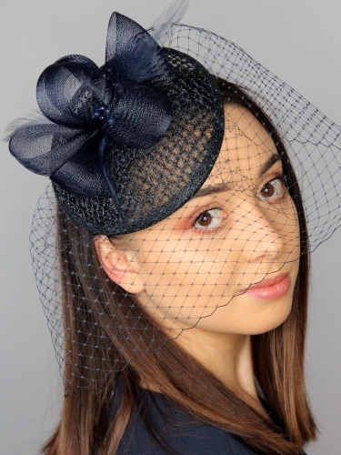 Elegancki Damski Granatowy Toczek z Woalką – Klasyczna Elegancja