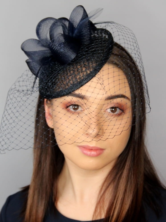 Elegancki Damski Granatowy Toczek z Woalką – Klasyczna Elegancja