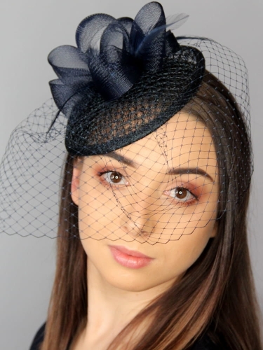 Elegancki Damski Granatowy Toczek z Woalką – Klasyczna Elegancja