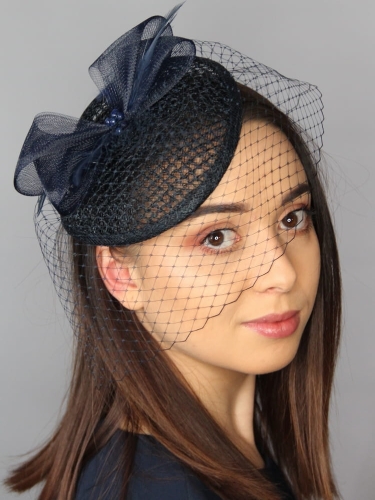 Toczek Granatowy z Woalką – Klasyczna Elegancja