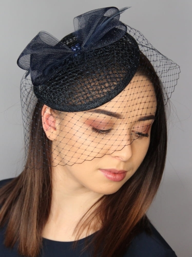 Toczek Granatowy z Woalką – Klasyczna Elegancja