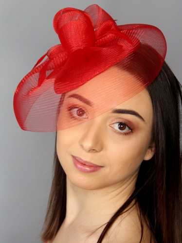 Czerwony kapelusz damski. Czerwony kapelusz koktajlowy.