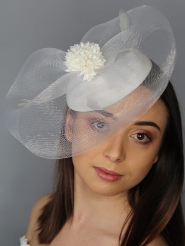 Biały kapelusz koktajlowy. Biały fascynator. Toczek ślubny.