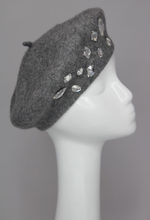 Szary Beret z Kryształami Asfour – Elegancja i Blask