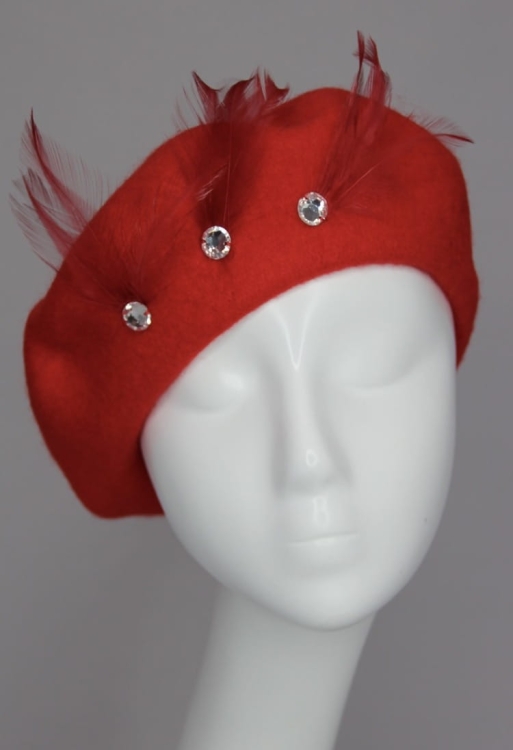 Czerwony Beret z Piórami i Kryształami – Dla Odważnych i Eleganckich Pań