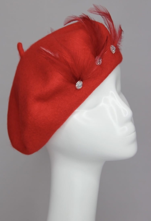 Czerwony Beret z Piórami i Kryształami – Dla Odważnych i Eleganckich Pań