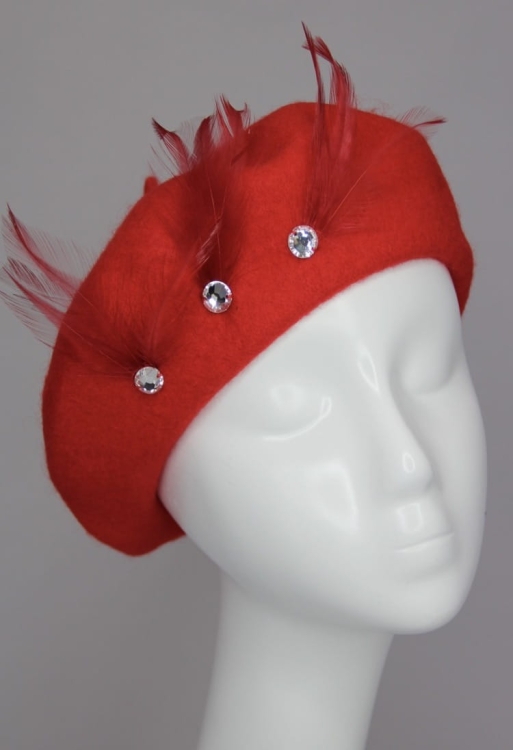 Czerwony Beret z Piórami i Kryształami – Dla Odważnych i Eleganckich Pań