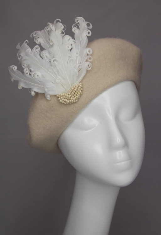 Beret ze Śmietankowej Wełny z Piórami – Elegancja i Lekkość w Jednym