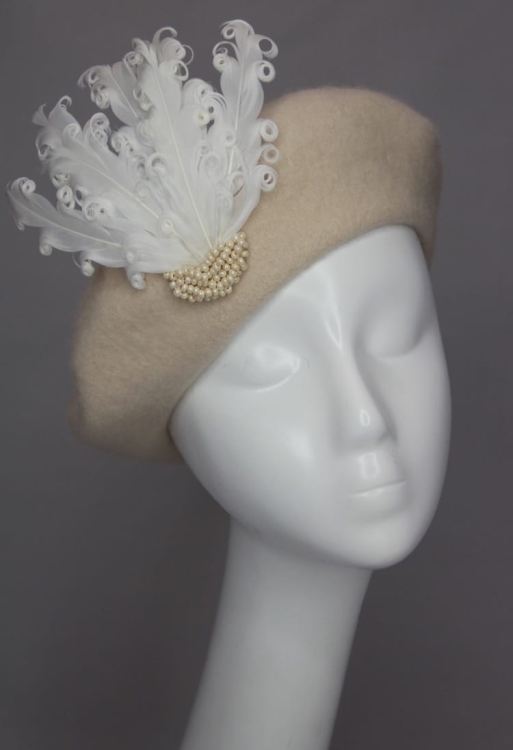 Beret ze Śmietankowej Wełny z Piórami – Elegancja i Lekkość w Jednym
