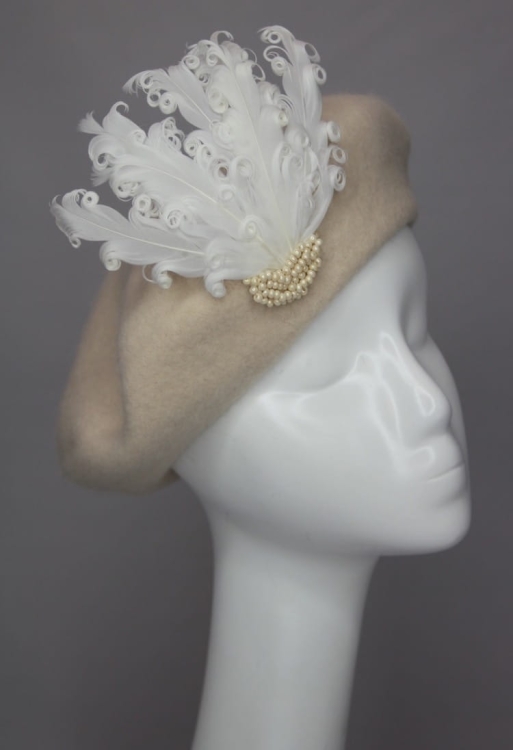 Beret ze Śmietankowej Wełny z Piórami – Elegancja i Lekkość w Jednym