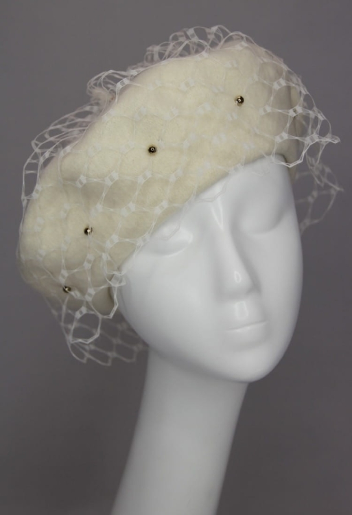 Beret ze Śmietankowej Wełny z Woalką i Hematytem – Elegancja w Nowoczesnym Wydaniu