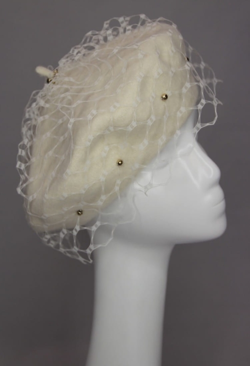 Beret ze Śmietankowej Wełny z Woalką i Hematytem – Elegancja w Nowoczesnym Wydaniu