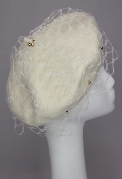 Beret ze Śmietankowej Wełny z Woalką i Hematytem – Elegancja w Nowoczesnym Wydaniu