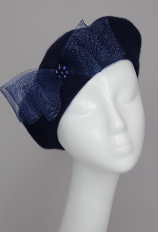 Klasyczny Granatowy Beret z Delikatnymi Akcentami