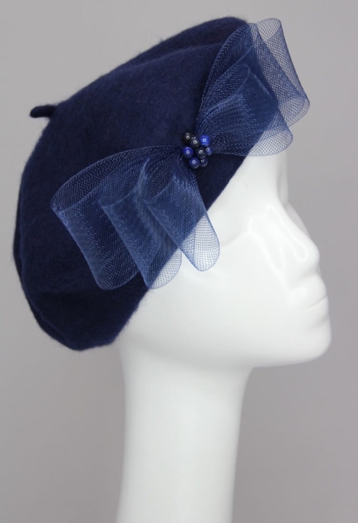 Klasyczny Granatowy Beret z Delikatnymi Akcentami