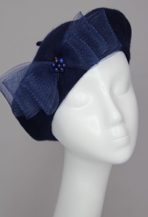 Klasyczny Granatowy Beret z Delikatnymi Akcentami