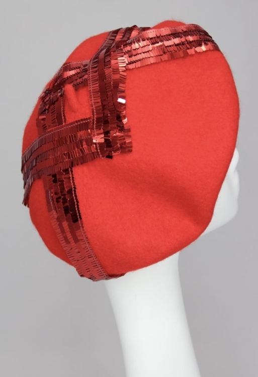 Beret z Czerwonej Wełny z Cekinami – Iskrzący Akcent Twojej Stylizacji