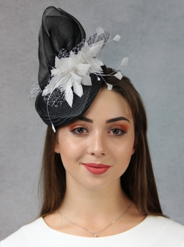 Czarny-toczek-fascynator-białe-pióra.2.jpg