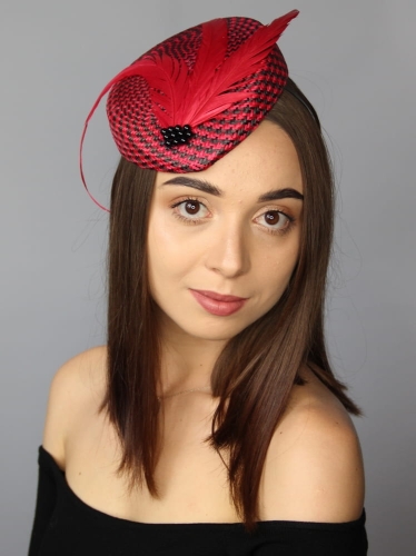 Elegancki Toczek w Czarno Czerwoną Pepitkę – Dla Wyjątkowych Okazji