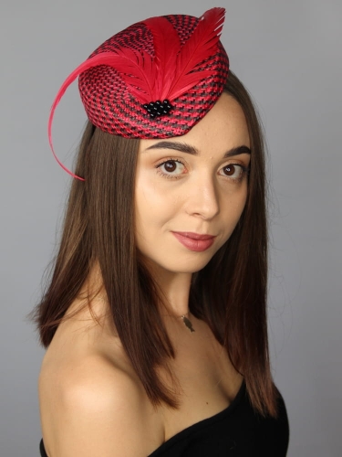 Elegancki Toczek w Czarno Czerwoną Pepitkę – Dla Wyjątkowych Okazji