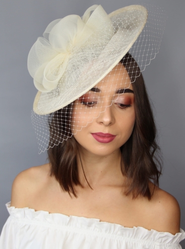 Kapelusz koktajlowy ivory.