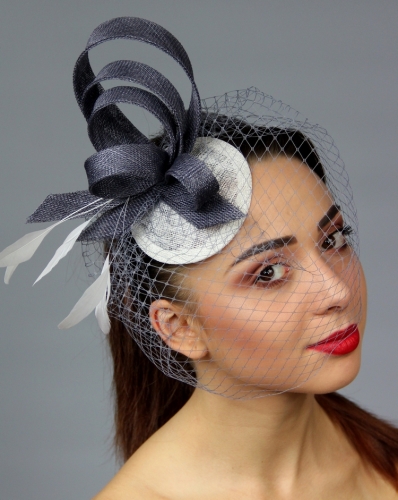 Fascynator-szary-biały-toczek-szara-woalka.1.jpg