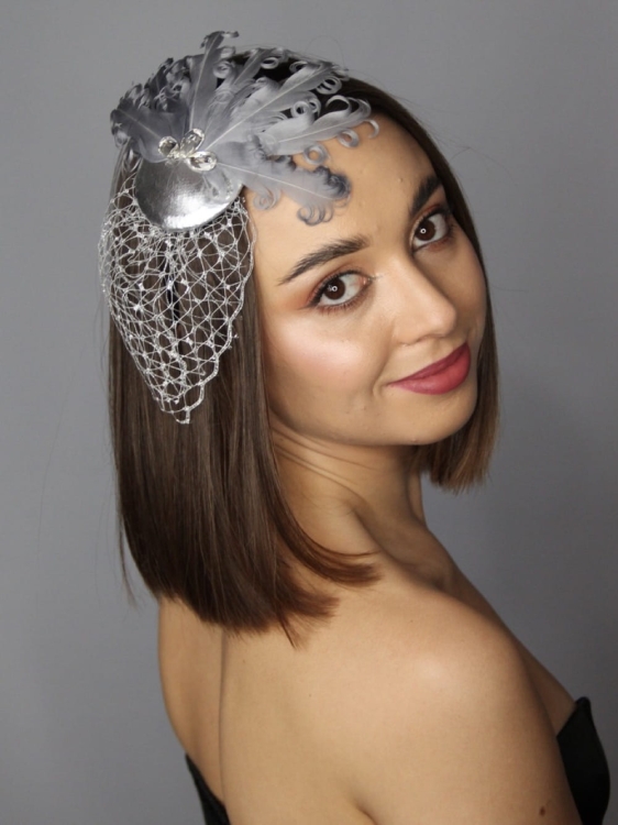 Srebrny-fascynator-woalka-opaska-pióra.1.jpg