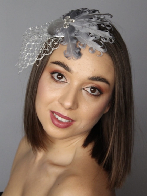 Srebrny-fascynator-woalka-opaska-pióra.4.jpg
