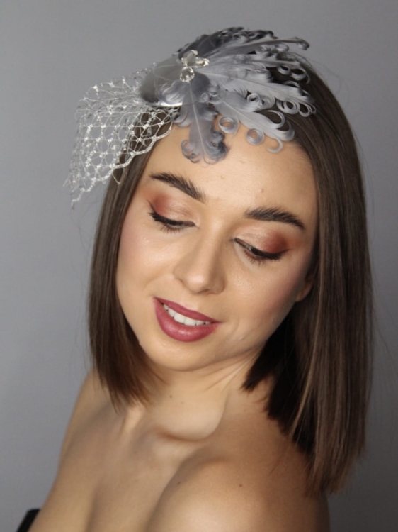 Srebrny-fascynator-woalka-opaska-pióra.6.jpg