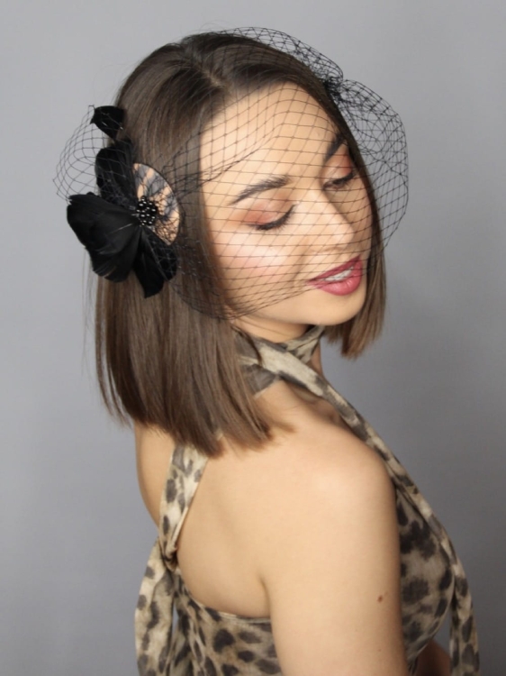Fascynator-panterka-woalka-pióra-spinka (10).jpg