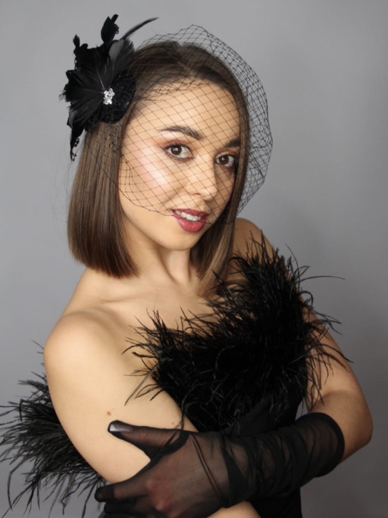 Fascynator-toczek-czarny-z-woalką-i-piórami (1).jpg