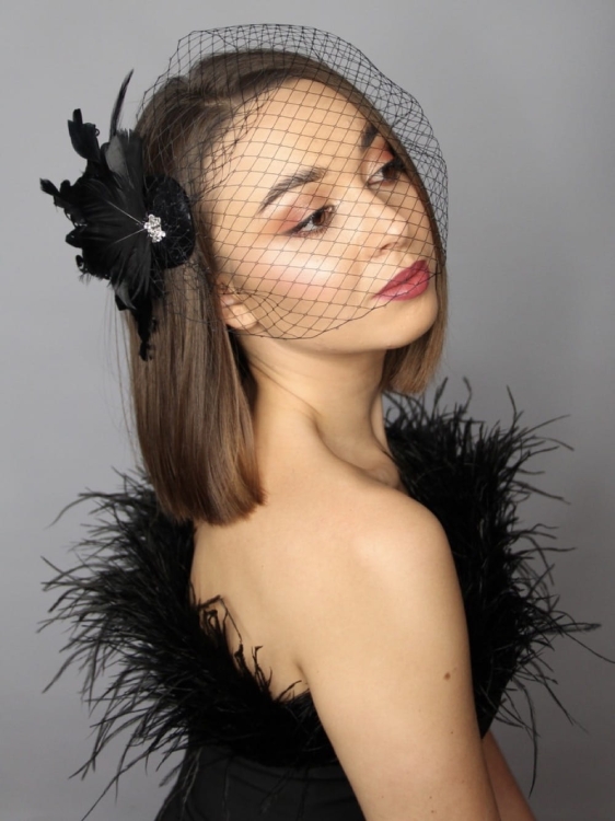 Fascynator-toczek-czarny-z-woalką-i-piórami (2).jpg